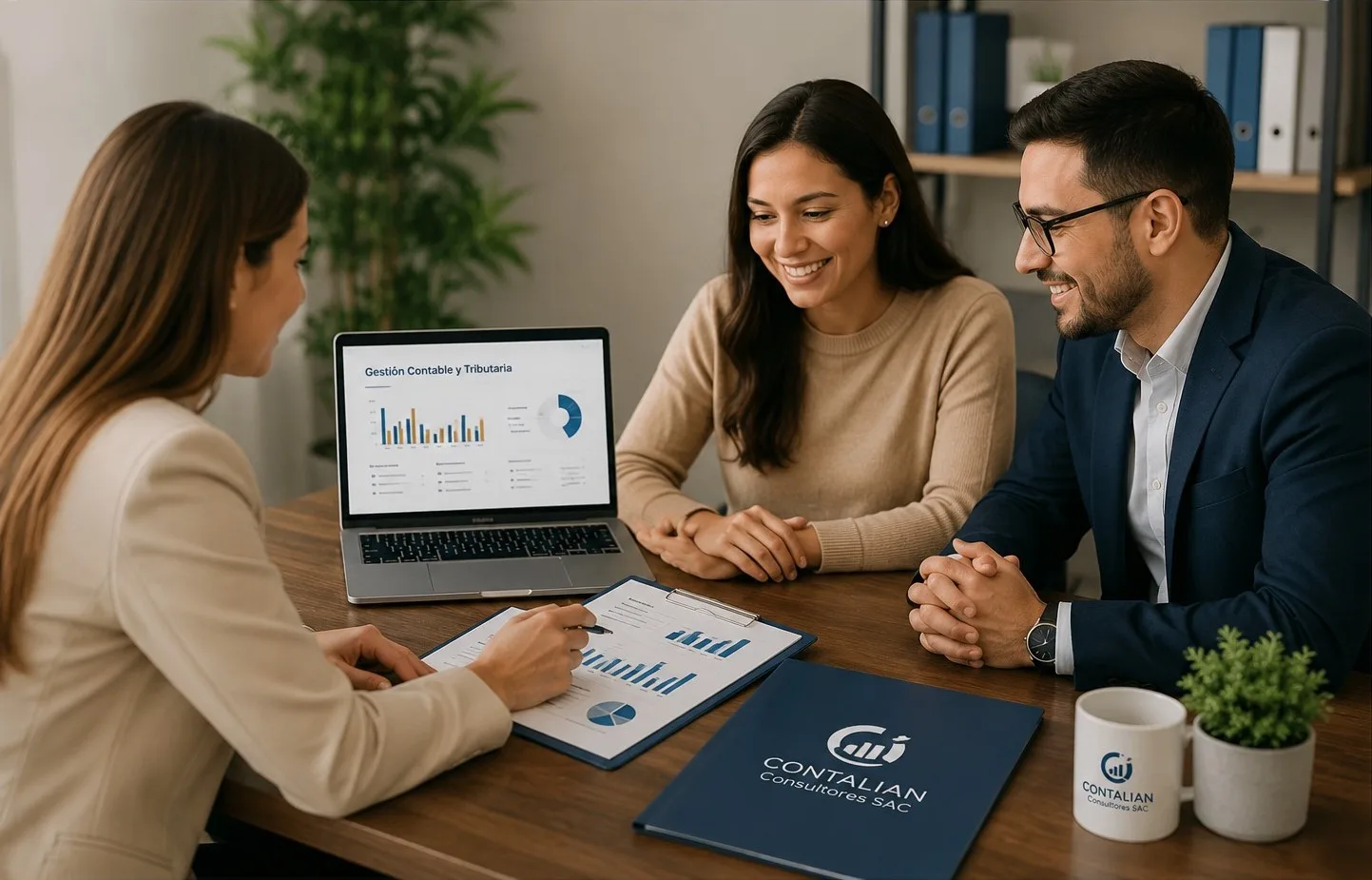 Equipo de especialistas contables trabajando juntos